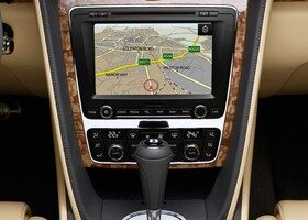 La pantalla táctil de información, así como los cinturones de seguridad automáticos del nuevo Bentley Continental GTC lo convierten aún más en un cabrio premium.