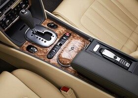 La cabina del nuevo Bentley Continental GTC es más amplia y está hecha artesanalmente en cuero suave al tacto y 17 colores estándar con seis combinaciones posibles.