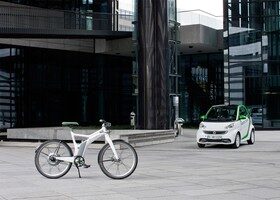 Smart ha presentado conjuntamente su coche y bicicletas eléctricos.