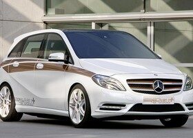 El motor gasolina del Mercedes-Benz Clase B E-CELL PLUS Concept rinde 68 CV a 3.500 rpm