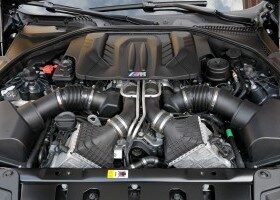 El motor V8 4.4 biturbo catapulta al M5 por encima de los 300 km/h.