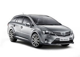 Los faros del Toyota Avensis reciben ligeros cambios y luces de día.