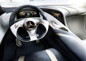 Interior futurista pero de claro aire Mercedes-Benz.