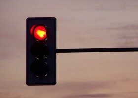 Si ves un semáforo en rojo o en ámbar, frena con suficiente tiempo y de forma suave.