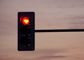Si ves un semáforo en rojo o en ámbar, frena con suficiente tiempo y de forma suave.