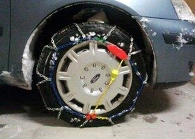 Si no dispones de neumáticos de invierno, las cadenas (de eslabones o de tela) son imprescindibles para conducir sobre nieve.