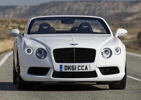 La parrilla y un paragolpes dividido en tres son protagonistas del frontal del Bentley Continental GTC.