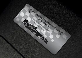 El Renault Clio Red Bull RB7 tiene una placa conmemorativa por la victoria en el mundial de F1 de 2011.