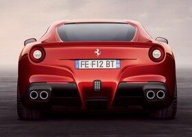 Un difusor aparentemente dividido y cuatro salidas de escape protagonizan la trasera del nuevo Ferrari F12 Berlinetta.