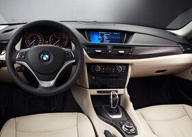 El interior del BMW X1 incorpora nuevos materiales y un ligero rediseño.