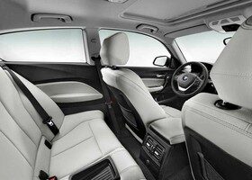 El interior del BMW Serie 1 de tres puertas apenas varía respecto a la versión de cinco puertas.