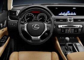 El interior del Lexus GS 450h está lleno de lujosos detalles.