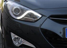 El diseño de las ópticas delanteras del Hyundai i40 Sedán es muy agresivo.