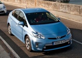 Toyota homologa una autonomía de 25 kilómetros y una velocidad máxima de 85 km/h en modo 100% eléctrico.