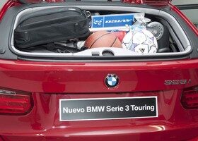 La luna trasera del BMW Serie 3 Touring se abre de forma independiente al maletero, facilitando bastante la carga del mismo en situaciones 