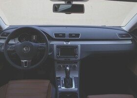 El interior del Volkswagen CC es sobrio y elegante.