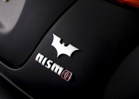 El logotipo de Batman está presente tanto en la zaga como en la parrilla delantera del Nissan Juke.