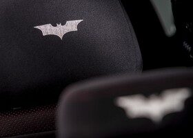 Los reposacabezas del Juke Nismo Dark Knight Edition cuentan con el logotipo de Batman.