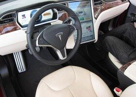 El interior del Tesla Model S cuenta con una pantalla LCD de 17 pulgadas... un poco excesiva, ¿no?