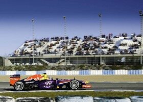 El actual campeón del mundo, Sebastian Vettel, se estrenó al volante del nuevo Red Bull RB9.