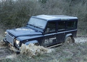 El motor eléctrico del Land Rover Defender tiene 94 CV.