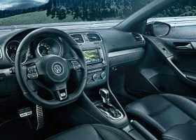 Interior del nuevo Volkswagen Golf R Cabrio.