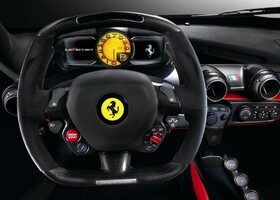 El interior del Ferrari LaFerrari conserva todos los elementos clásicos de lo que debe ser un Ferrari.