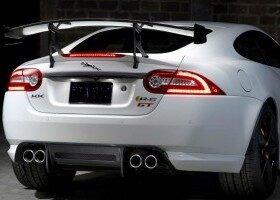 El alerón trasero del Jaguar XKR-S GT tiene unas dimensiones que asustan.