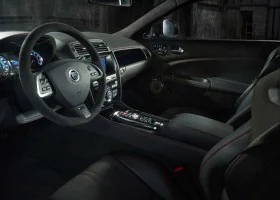 El interior del nuevo Jaguar XKR-S GT no es tan radical como su exterior.