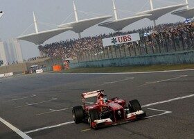 Alonso cruza la meta del GP de China en primera posición.