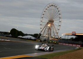 Uno de los Audi pasando por delante de la mítica noria del circuito de Le Mans.