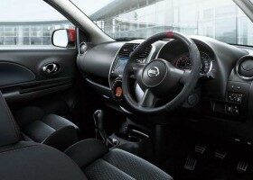 El interior del Nissan Micra Nismo S es mucho más deportivo que el de la versión convencional.