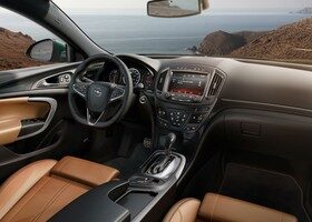 El interior del Opel Insignia se renueva, incorporando una nueva consola central entre otros elementos.