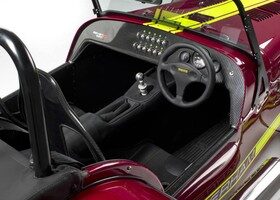 Fibra de carbono y un volante de carreras son las señas de identidad del interior del Caterham 620R.