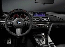 El interior del BMW Serie 4 recibe elementos como un nuevo volante deportivo con el M Performance Pack.