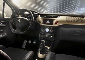 El interior del Citroën DS3 Racing Gold Mat también cuenta con el tono dorado mate presente en el techo.