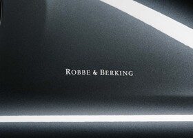 El logotipo de Robbe & Berking está bien visible en la carrocería del BMW 760 Li.