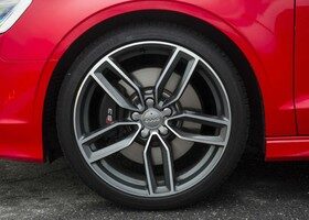 El Audi S3 Sedán incorpora un sistema de frenos de alto rendimiento.