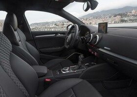 El negro es el color predominante en el interior del Audi S3 Sedán.