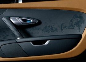 Imágenes de carreras de la época han sido grabadas con láser en el interior del Veyron.