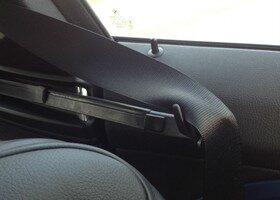Detalles como el mecanismo que te acerca el cinturón de seguridad al sentarte son los que aportan ese plus de calidad respecto a un coche normal.
