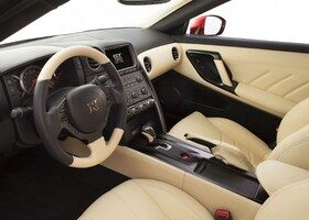 Un nuevo color marfil está disponible para el interior del Nissan GT-R.