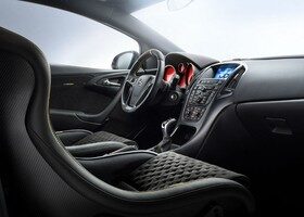 El interior del Opel Astra OPC Extreme es igual de agresivo o más que su exterior.