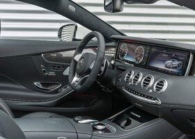 La gran pantalla de la consola central centra la atención del interior del Mercedes S63 AMG.