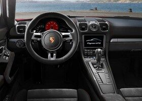 El interior del Cayman GTS cuenta con un espectacular cuentarrevoluciones en color rojo.