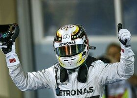 Lewis Hamilton celebró en Bahrein su segundo triunfo consecutivo.