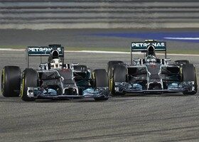 La pelea final entre los dos pilotos de Mercedes fue antológica.
