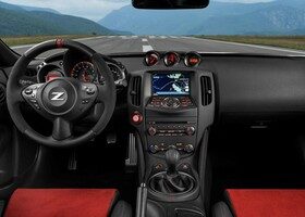 Así es el interior del nuevo Nissan 370Z Nismo.