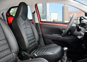 El interior del Toyota Aygo ha dado un claro paso adelante respecto a la versión anterior.