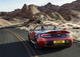 La zaga del Aston Martin V12 Vantage S Roadster enamora a primera vista.
